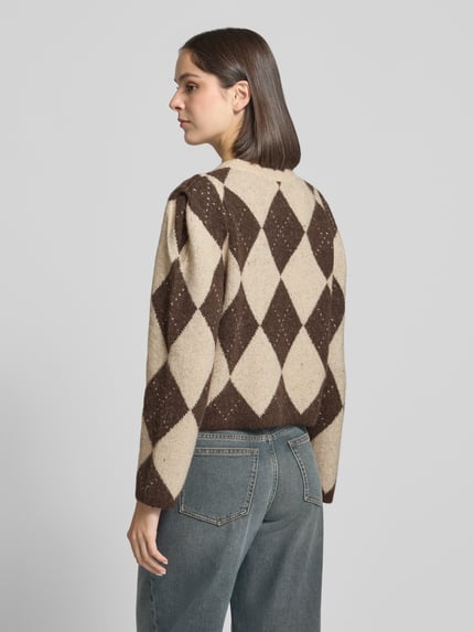 Frauenmodel trägt Strickpullover mit Rundhalsausschnitt von COMMA im Allover-Rautenmuster, Material-Mix mit Alpaka-Anteil, Ganzkörperansicht Rückansicht.