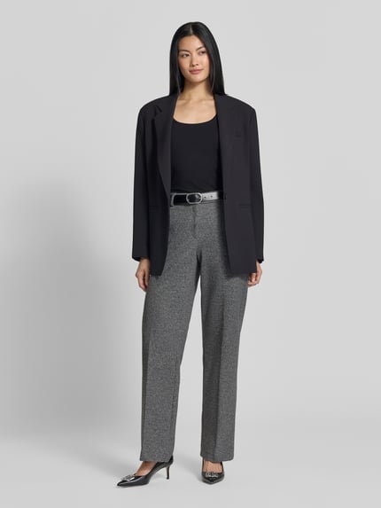 Vrouwenmodel draagt Wide Leg broek met katoen-aandeel model MAINE van Brax, grijs met zwarte tinten, dames wijdte broek, full body vooraanzicht.