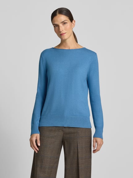 Frauenmodel trägt Regular Fit Strickpullover aus Viskose-Mix mit U-Boot-Ausschnitt von Christian Berg Woman in Blau, gerippte Abschlüsse, langärmelig, überschnittene Schultern, Damen Strickpullover, Ganzkörperansicht von vorne.