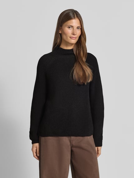 Frauenmodel trägt Regular Fit Pullover aus reiner Baumwolle von Marc O'Polo, schwarz, grob gestrickt, glatte Textur, Ganzkörperansicht von vorne, Damen Pullover von Marc O'Polo.