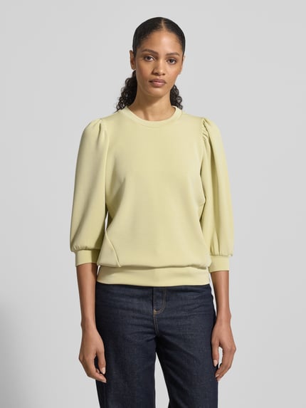 Frauenmodel trägt Regular Fit Sweatshirt aus Modal-Mix Modell 'TENNY' von Selected Femme in Optik: Unifarben, Scuba-Material, 3/4-Arm Ballonärmel, Crew Neck, ganzkörperansicht von vorne.