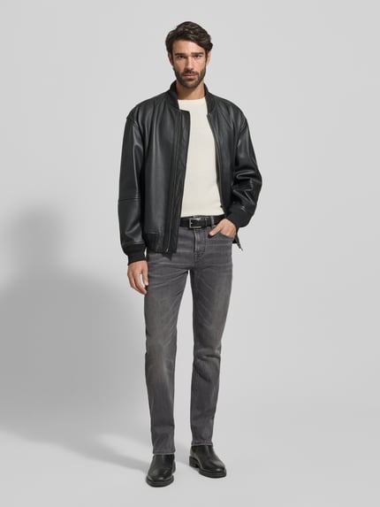 Männermodel draagt Regular Fit Jeans mit Stretch-Anteil Modell 'Mitch' van JOOP!, grijs, 5-pocket, elastische tailleband, Ganzkörperansicht von vorne.