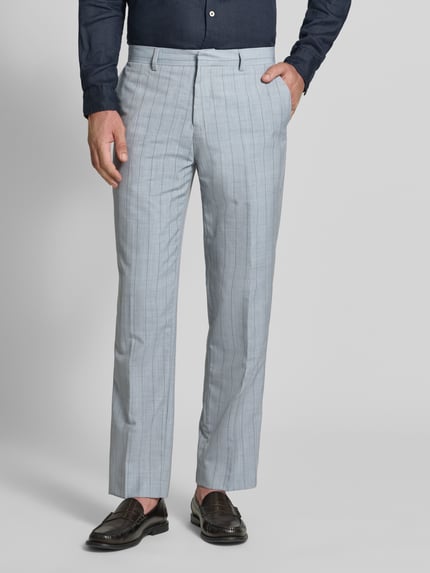 Männermodel trägt Straight Fit Hose mit Leinen-Anteil Modell 'Wesley' von Matinique, hellgrau kariert, Baumwoll-Mix, Nahaufnahme Oberkörper. Baumwollstruktur, Gesäßtaschen, Bügelfalten, Haken- und Reißverschluss im Detail.