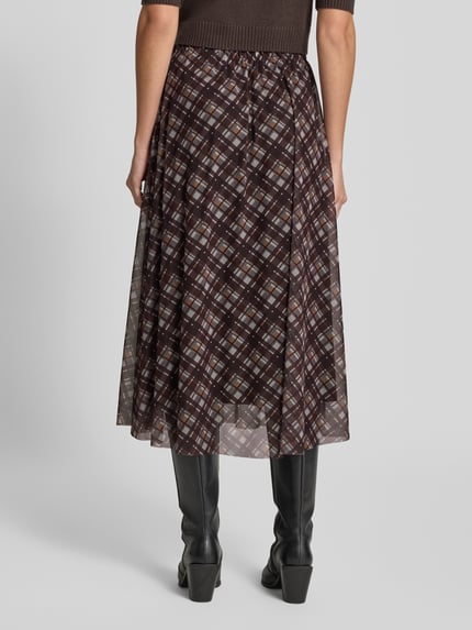 Frauenmodel trägt Maxi-Rock aus Mesh im Allover-Look von Smith and Soul in Braun mit Karomuster, A-Linie, Nahaufnahme Rückansicht, Material-Mix mit Stretch-Anteil, Bundweite 38 cm, Gesamtlänge 84 cm.