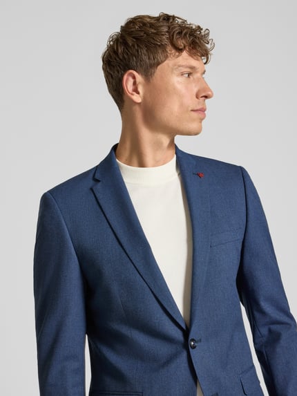 Männermodel trägt Regular Fit Sakko mit Viskose-Anteil von ROY ROBSON in Blau, feine Textur, Reverskragen, Nahaufnahme Oberkörper. Elastischer Material-Mix, 2-Knopfleiste, Pattentaschen, Maße bei Größe 50: Bundweite 45 cm, Rückenlänge 75 cm, Schulterbreite 39 cm, Ärmellänge 65 cm, Innenbeinlänge 58 cm.