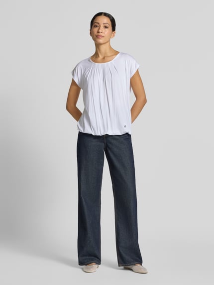 Vrouwenmodel draagt wit relaxed fit t-shirt uit mix van viscose en elastaan Model 'Minou' van ZABAIONE, ronde hals, plooien, elastische band, ruglengte bij maat S 54 cm, full-body vooraanzicht