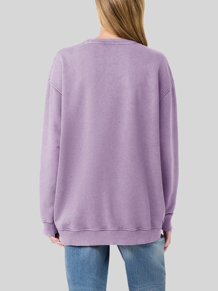 Frauenmodel trägt Relaxed Fit Sweatshirt aus Baumwoll-Mix - s.Oliver x Heidi Klum in Flieder, kombiniert mit Jeans, Damen Sweatshirt von s.Oliver RED LABEL, Ganzkörperansicht Rückansicht.