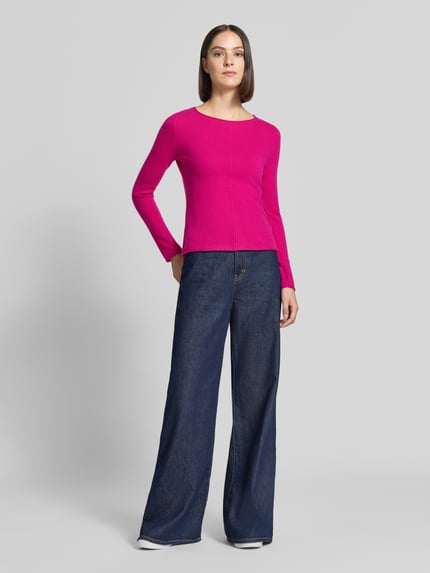 Modelka kobieca ma na sobie sweter z dzianiny Regular Fit Strickpullover aus reinem Kaschmir od Christian Berg Woman, z kaszmiru, ozdobny szew, okrągły dekolt, długi rękaw, długość tyłu w rozmiarze S: 53 cm, długość rękawów: 63 cm, widok całej sylwetki z przodu.