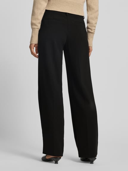 Frauenmodel trägt Straight Fit Hose mit Eingrifftaschen von Christian Berg Woman, Schwarz, glatte Struktur, Paspeltaschen, Ganzkörperansicht Rückansicht. Damen Hose von Christian Berg Woman, Mix mit Viskose-Anteil, Bundweite 38 cm, Innenbeinlänge 78 cm.