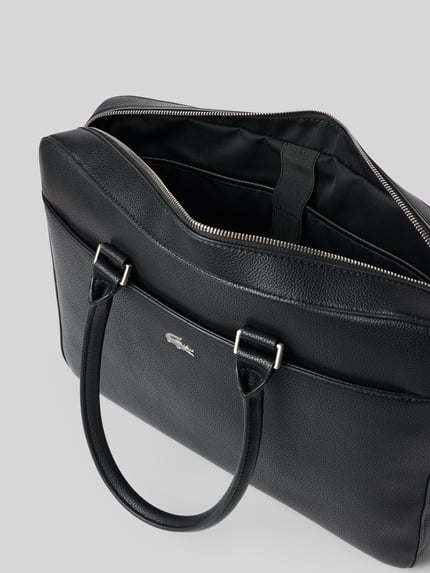 Produktfoto, schwarze Laptoptasche mit Logo-Detail von Lacoste, strukturierte Oberfläche, silberner Reißverschluss, Herren Laptoptasche