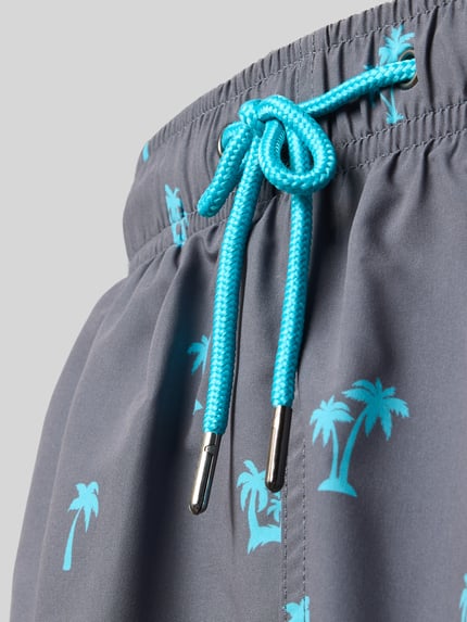 Produktfoto, Badehose mit elastischem Bund von MCNEAL für Herren im Regular-Fit mit Tunnelzug, Eingriff- und Gesäßtaschen, grauer Stoff, blaue Palmenmuster, Nahaufnahme Textur