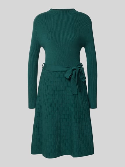 Produktfoto, Knielanges Strickkleid mit Bindegürtel von Apricot, zielony, A-linia, dzianina, długość do kolan, stójka, pasek, viskoza-mix, długość tyłu w rozmiarze S: 103 cm, szerokość w rozmiarze S: 38 cm, długość rękawa w rozmiarze S: 59 cm