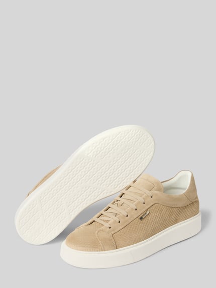 Produktfoto, heren sneakers van echt leer met afgeronde punt, vetersluiting, structuurpatroon en labeldetail, model 'ARTEM' van Antony Morato, hakhoogte 4 cm, schachthoogte 8 cm, schachtbreedte 7 cm, lichte en zandkleurige tinten, textuurmix