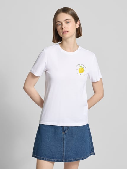 Frauenmodel trägt Regular Fit T-Shirt aus reiner Baumwolle Modell 'KITA' von Only, Optik: Unifarben, Kurzarm, Rundhals, Motiv-Stitching, Materialverarbeitung: Jersey, Ganzkörperansicht von vorne.