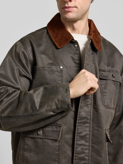 Männermodel trägt Relaxed Fit Jacke aus Baumwoll-Mix mit Brusttaschen von RETERNITY in Dunkelbraun, strukturierte Oberfläche, Nahaufnahme Oberkörper. Rückenlänge 64 cm, Schulterbreite 43 cm, Brustweite 67 cm, Ärmellänge 64 cm.