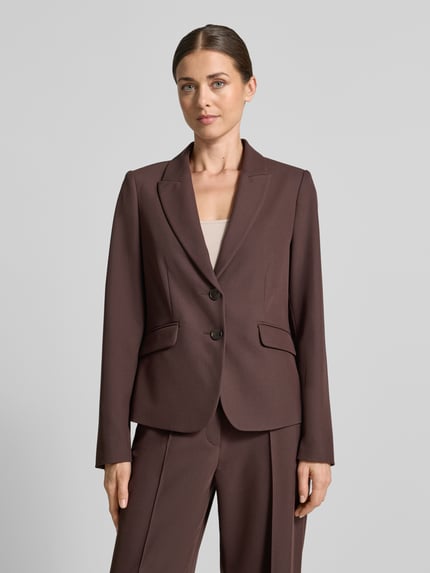 Kobieta modelka ma na sobie Slim Fit Kurzblazer mit Viskose-Anteil od s.Oliver BLACK LABEL, brązowy, gładka tekstura, całe ciało z przodu