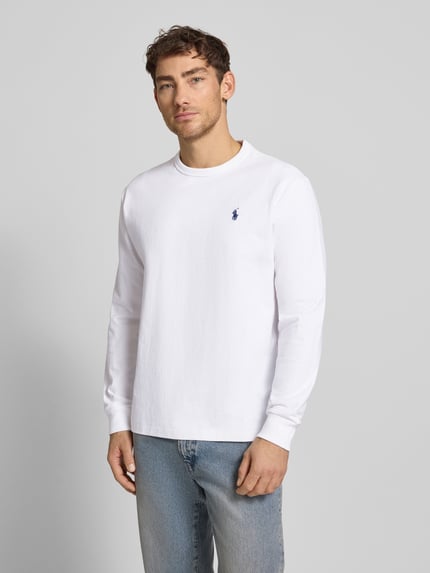 Männermodel trägt Longsleeve mit Label-Stitching van Polo Ralph Lauren, witte katoen, regular fit, ronde hals, vooraanzicht bovenlichaam.