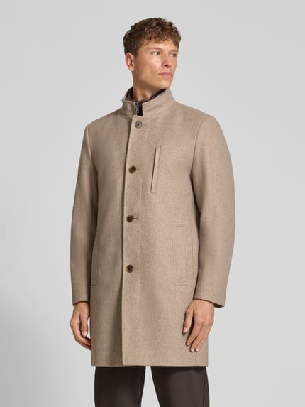 Männermodel trägt Regular Fit Mantel mit Stehkragen und Brusttasche van ROY ROBSON in beige met borst- en steekzakken, Ganzkörperansicht von vorne. Ruglengte maat 50: 96 cm, schouderbreedte: 40 cm, borstwijdte: 54 cm, mouwlengte: 67 cm.