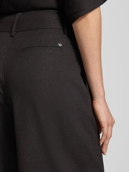 Vrouwenmodel draagt zwarte Hose mit weitem Bein und Eingrifftaschen Modell 'Evie Bellevue' van MOS MOSH, detailopname achterzijde, zachte stof met viscose.