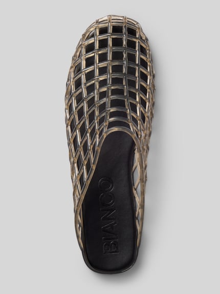 Produktfoto, Clogs in semitransparentem Design von BIANCO, półprzezroczysty materiał, zaokrąglony czubek, zakładana przez głowę, płaska podeszwa, wysokość obcasa 2 cm przy rozmiarze 40, ciemna podeszwa, faktura siatki, kształt owalny.