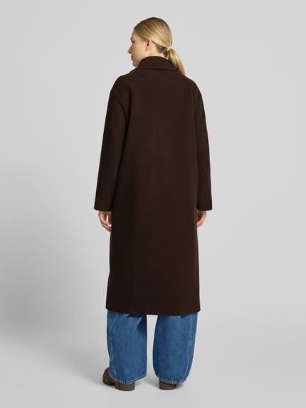 Frauenmodel trägt Regular Fit Mantel aus Woll-Mix mit Kaschmir-Anteil von FUCHS SCHMITT in Dunkelbraun, glatte Textur, Ganzkörperansicht Rückansicht, taillierte Passform, Reverskragen, Eingrifftaschen, 2-Knopfleiste, Rückenlänge 118 cm, Schulterbreite 51 cm, Brustweite 55 cm, Ärmellänge 57 cm.