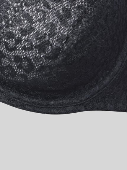 Frauenmodel trägt Minimizer-BH aus Spitze von LASCANA in Schwarz mit Leopardenmuster, Elastischer-Material-Mix, Detailaufnahme Cup.