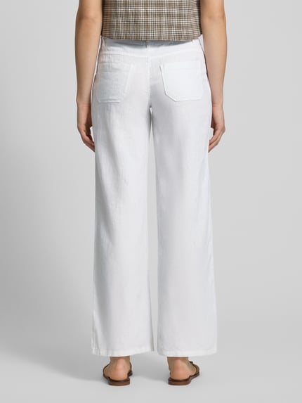 Frauenmodel trägt Mid Waist Hose aus Leinen-Baumwoll-Mix von Gina Tricot in Weiß mit weitem Bein, Tunnelzug, Eingrifftaschen, Ganzkörperansicht Rückansicht.