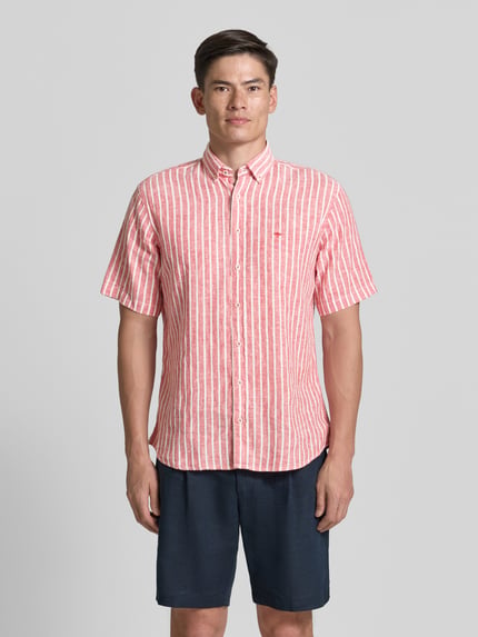Männermodel trägt Regular Fit Freizeithemd mit Button-Down-Kragen von Fynch-Hatton, gestreift, Baumwolle-Leinen-Mix, Ganzkörperansicht von vorne, Logo-Stitching, Knopfleiste, Rückenlänge 76 cm, Schulterbreite 45 cm, Ärmellänge 26 cm, Größe M.