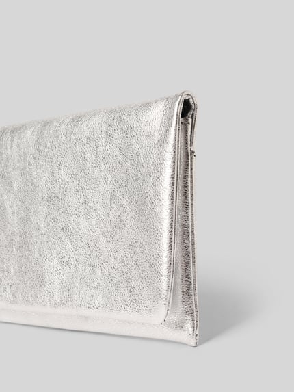 Produktfoto, Clutch aus echtem Leder mit Strukturmuster von Abro in Silber mit feiner Oberflächentextur, dezenter Metallic-Look, neutraler Hintergrund. Hauptfach mit Umschlag und Magnetverschluss, Reißverschlussfach und Label-Detail innen, Maße 23x14x4 cm.