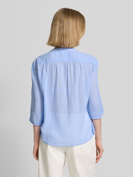 Frauenmodel trägt Relaxed Fit Hemdbluse aus reiner Baumwolle von s.Oliver RED LABEL mit Hahnentritt-Muster, Optik:Allover-Muster, 3/4-Arm, Rückenpasse, Rückansicht, Ganzkörperansicht Rückansicht.