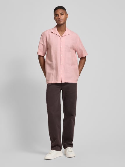 Mannelijk model draagt Relaxed Fit vrijetijdsoverhemd uit mix van linnen en katoen model 'RLXCLAY' van HUGO in effen en gestructureerde look, korte mouw, reverskraag, doorlopende knoopsluiting, labelapplicatie, flammgaren materiaalverwerking, recht model, vooraanzicht foto, geheel lichaam.