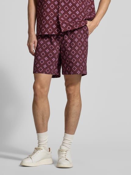 Männermodel trägt Shorts mit elastischem Bund Modell 'Harry' von Les Deux aus Bio-Baumwolle, gemustert, Loose-Fit, Nahaufnahme Unterkörper.