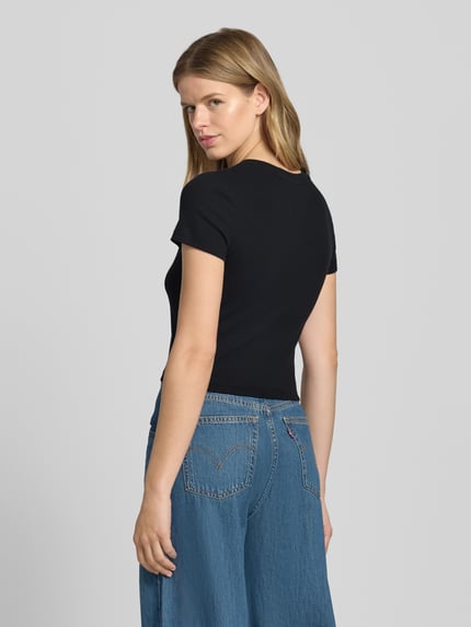 Levi's® Cropped T-Shirt in Ripp-Optik mit Label-Stitching Black 5