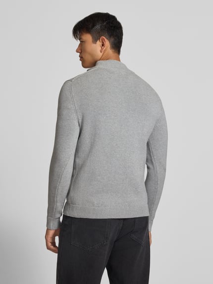 Männermodel trägt Slim Fit Strickpullover aus reine Baumwolle von REVIEW, graue Farbe, gerippte Abschlüsse, Rückenansicht, Ganzkörperansicht Rückansicht.