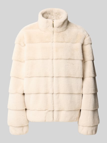 Produktfoto, Jacke aus Kunstfell mit Stehkragen und Reißverschluss von PETITE M., kremowy kolor, pikowanie, krój regular fit, zamek błyskawiczny, stójka, długość tyłu w rozmiarze 36: 57 cm, szerokość ramion w rozmiarze 36: 42 cm, szerokość klatki piersiowej w rozmiarze 36: 56 cm, długość rękawów w rozmiarze 36: 57 cm