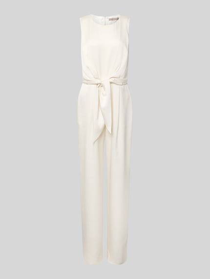 Produktfoto, cremefarbener Jumpsuit aus Satin mit Bindegürtel von Christian Berg Cocktail, leicht tailliert, gerades Bein, glatte Textur