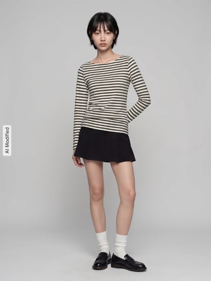 Damesmodel draagt Slim Fit Langarmshirt aus reiner Baumwolle van s.Oliver RED LABEL, gestreept in zwart en wit, zwarte rok, Ganzkörperansicht van voren, KI-modificeerd beeld