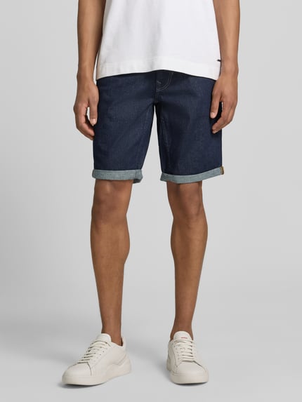 Männermodel trägt Regular Fit Jeansshorts im 5-Pocket-Design von PME Legend, dunkelblauer Baumwoll-Elasthan-Mix, Ganzkörperansicht von vorne.