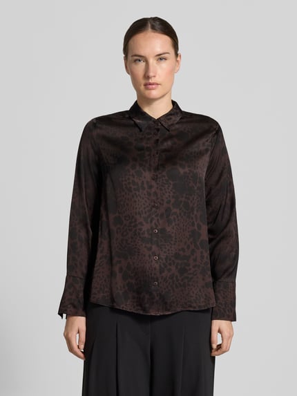 Frauenmodel trägt Regular Fit Langarmbluse aus reiner Viskose von s.Oliver BLACK LABEL in dunklem Braun mit Animalprint, Ganzkörperansicht von vorne.