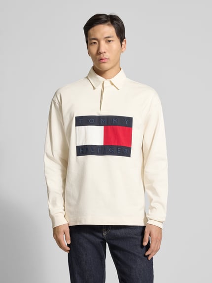 Mannelijk model draagt Regular Fit Sweatshirt uit puur katoen van Tommy Hilfiger, look: effen, labelpatch, polokraag, lange mouw, met split, sweat, voorkant volledig lichaam.