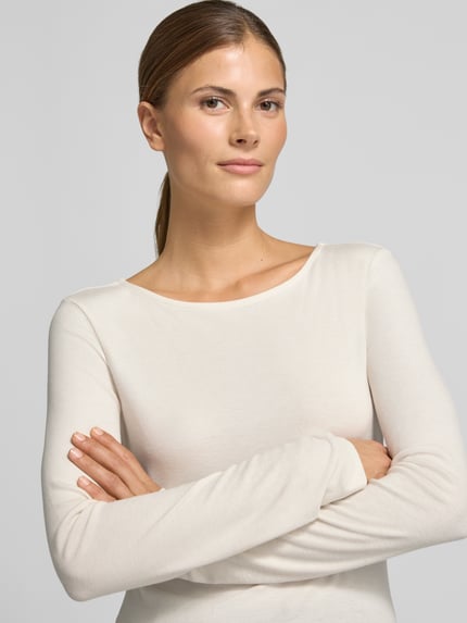 Frauenmodel trägt Langarmshirt mit Rundhalsausschnitt Modell 'Smallo' von OPUS, unifarben, Modalmix, Nahaufnahme Oberkörper.