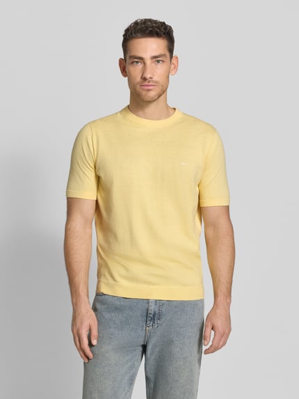 Männermodel trägt Regular Fit T-Shirt mit Leinen-Anteil in Strick-Optik von Fynch-Hatton, gelb, Baumwoll-Mix, Ganzkörperansicht von vorne.