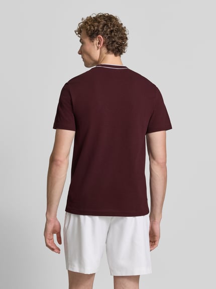 Männermodel trägt Regular Fit T-Shirt aus Baumwoll-Mix von Lacoste in Dunkelrot, glatte Struktur, Ganzkörperansicht Rückansicht.