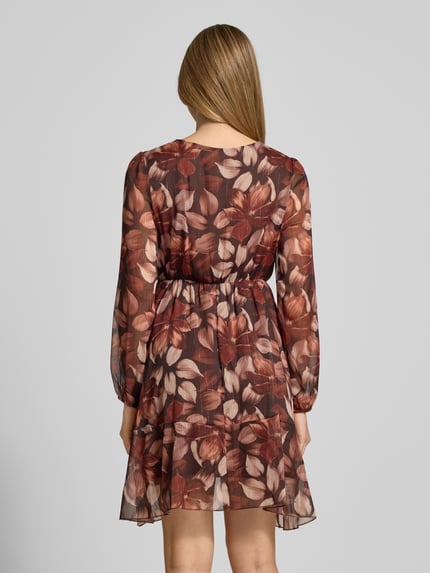 Frauenmodel trägt Minikleid mit V-Ausschnitt Modell 'Ni44mi' von ZABAIONE, florales Muster, transparente A-Linie, Ganzkörperansicht Rückansicht.