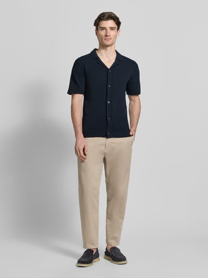 Männermodel trägt Regular Fit Freizeithemd mit Reverskragen Modell 'LINDHOLM' von Casual Friday, Material-Mix, Knopfleiste, gerippte Abschlüsse, Farbe Dunkelblau, Ganzkörperansicht von vorne.
