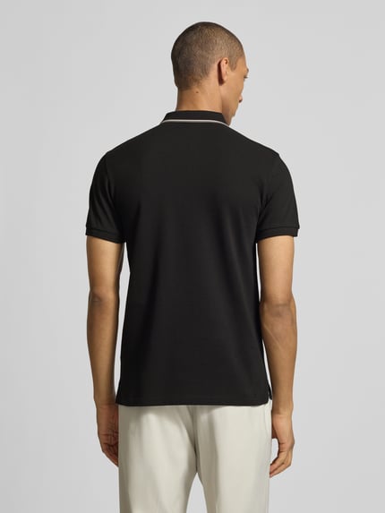 Männermodel trägt Slim Fit Poloshirt aus Baumwolle von Colmar Originals in Schwarz mit Polokragen, Rückenansicht, Ganzkörperansicht Rückansicht.