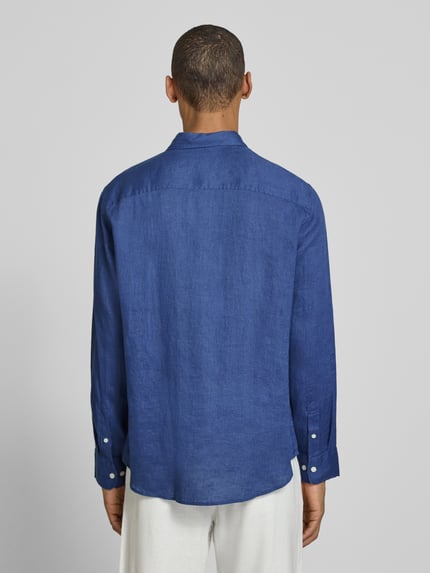 Männermodel trägt Regular Fit Freizeithemd aus reinem Leinen Modell 'REGKYLIAN' von SELECTED HOMME in Uni-Blau, Flammgarn, Ganzkörperansicht Rückansicht.
