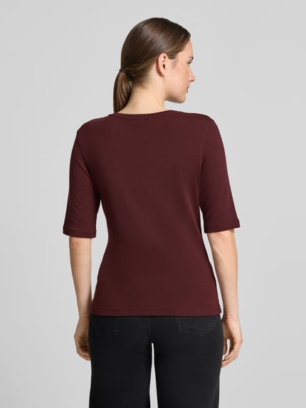 Vrouwenmodel draagt bordeauxrood slim fit t-shirt met wol, model 'Sorela' van OPUS, Dames t-shirt, volledige achterkantaanzicht.
