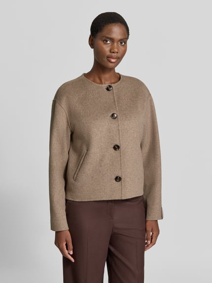 Vrouwenmodel draagt Jacke aus Woll-Mix met Schal van comma, rustige bruintinten, recht model, ronde hals, knoopsluiting, sjaal, ruglengte 50 cm, schouderbreedte 46 cm, borstwijdte 55 cm, mouwlengte 57 cm, geheelbeeld vooraan.