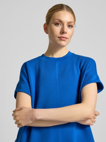 Frauenmodel trägt Relaxed Fit T-Shirt aus Modal-Mix von s.Oliver RED LABEL, Optik: Unifarben, Rundhals, Kurzarm, Scuba, Nahaufnahme Oberkörper.